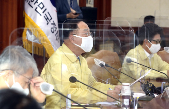 홍남기 경제부총리 겸 기획재정부 장관이 17일 오전 정부서울청사에서 열린 '한국판 뉴딜 관계 장관 회의 겸 비상경제 중앙대책본부 회의'에서 발언하고 있다. <연합뉴스>